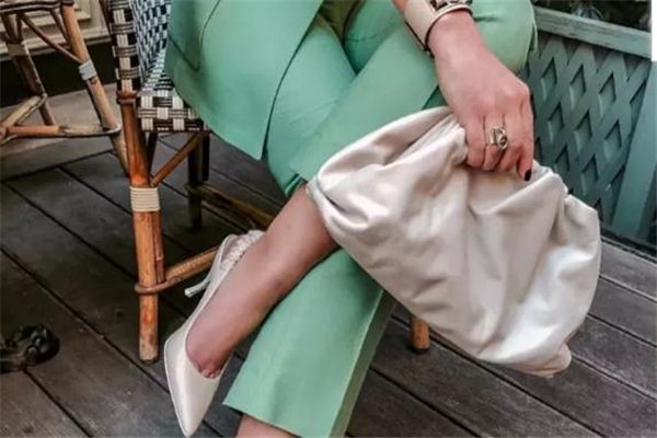 bv云朵包大小号尺寸,云朵包bv价格