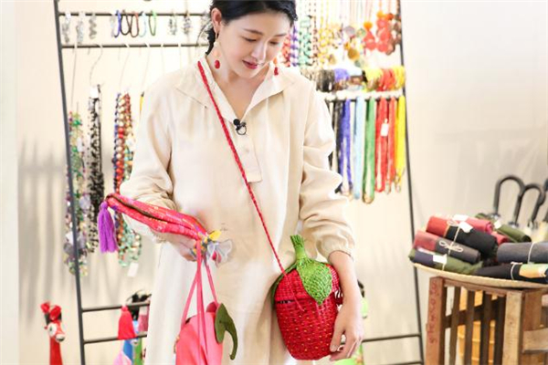 pitusa官网草莓包