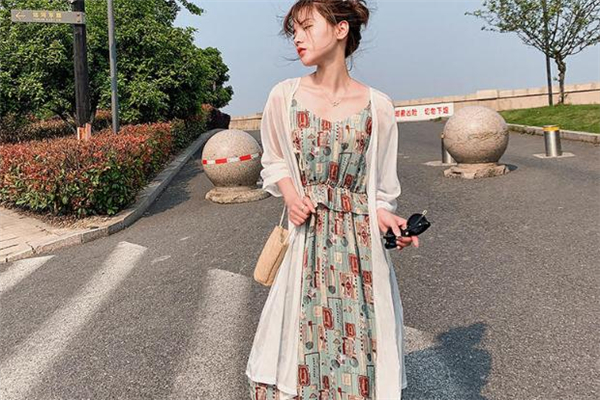 冬季吊带裙搭配外套,秋冬吊带裙搭配