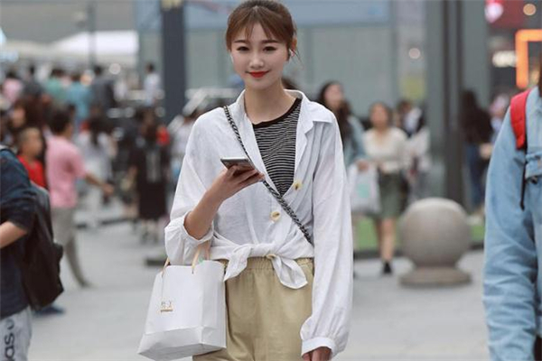 防晒衣怎么打结好看,防晒衣下摆打结方法图解