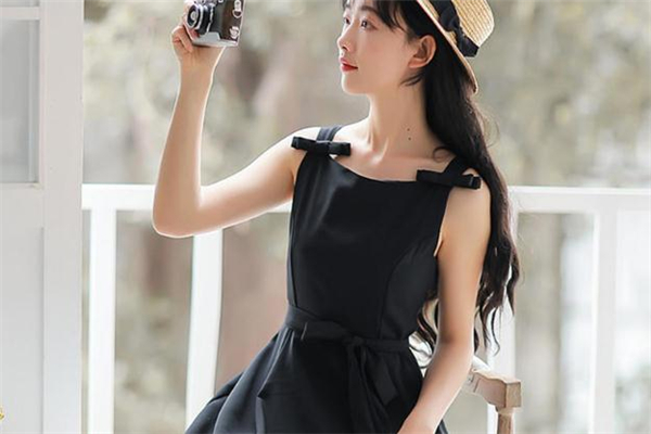 吊带裙黑色,黑色吊带长裙