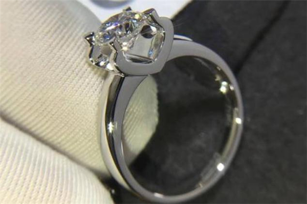 卡地亚牛头款钻戒,卡地亚牛头钻石戒指图片