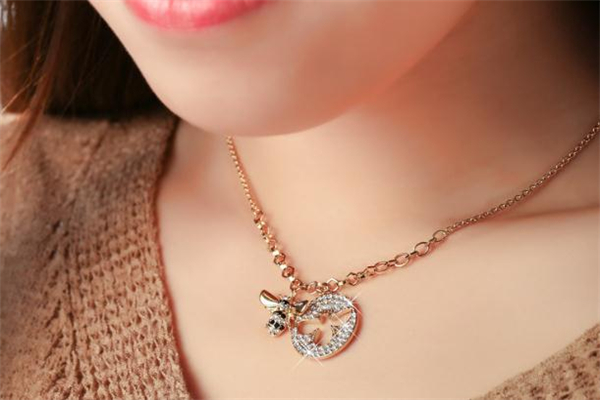 为什么施华洛世奇项链会掉色,施华洛世奇的手链会掉色吗