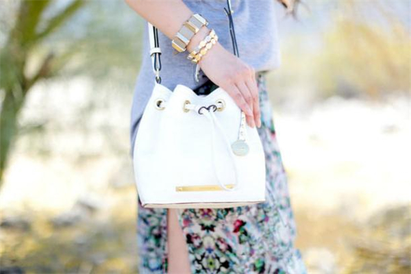 lv白色水桶包,迷你水桶包