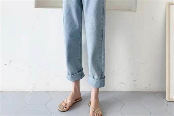 拖地牛仔裤搭配什么鞋子,牛仔裤做拖鞋