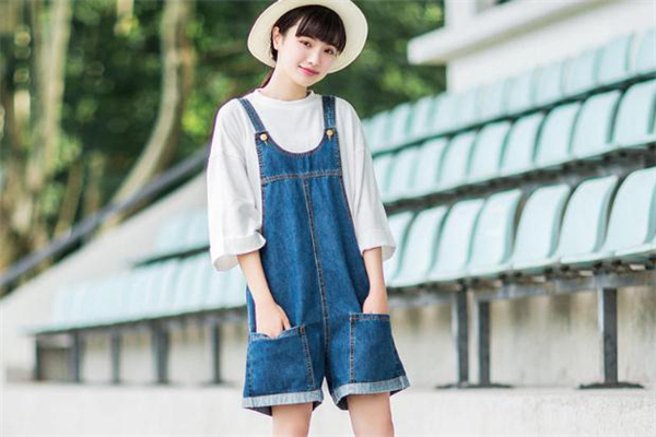 黑色背带裤配什么颜色t恤,背带短裤搭配什么上衣