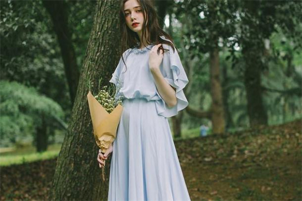 连衣裙短款,浅蓝色连衣裙配什么颜色外套好看 连衣裙短款,浅蓝色连衣裙配什么颜色外套好看