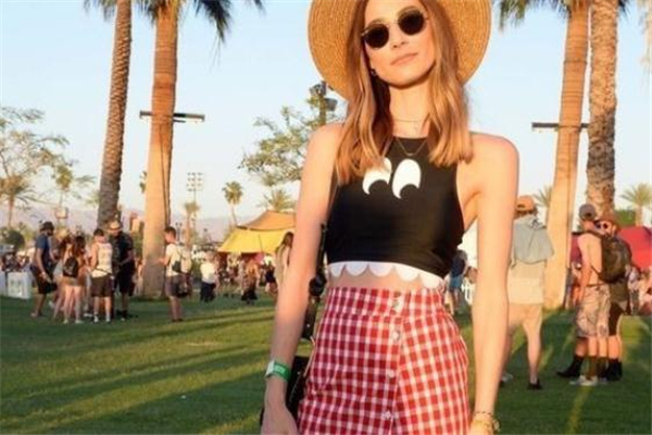 红色格子裙配什么上衣好看,红色格子裙配什么上衣图片