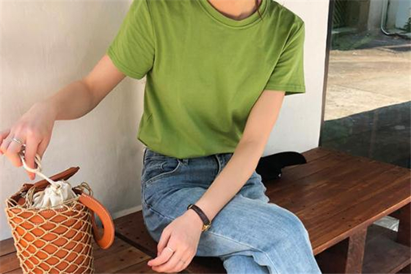 牛油果色衣服怎么搭配裤子,牛油果颜色搭配什么裤子