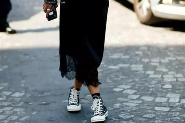 蕾丝连衣裙搭配什么鞋子,帆布鞋搭配裙子