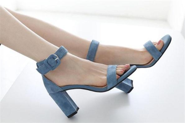 雾霾蓝凉鞋如何搭配衣服,雾霾蓝凉鞋搭配