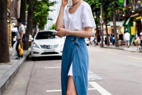 牛仔开叉半身裙搭配,牛仔开叉半身裙搭什么上衣好看