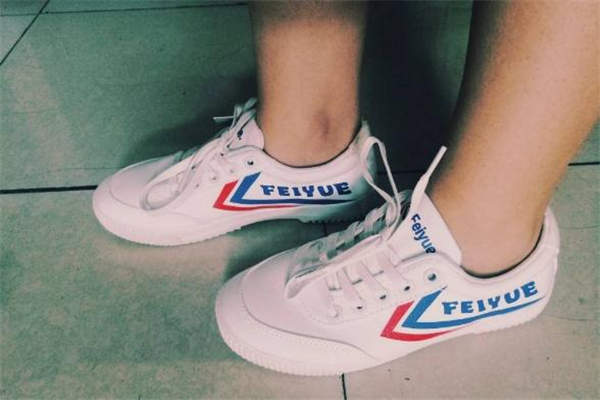 飞跃帆布鞋发黄怎么洗白,飞跃小白鞋怎么清洗