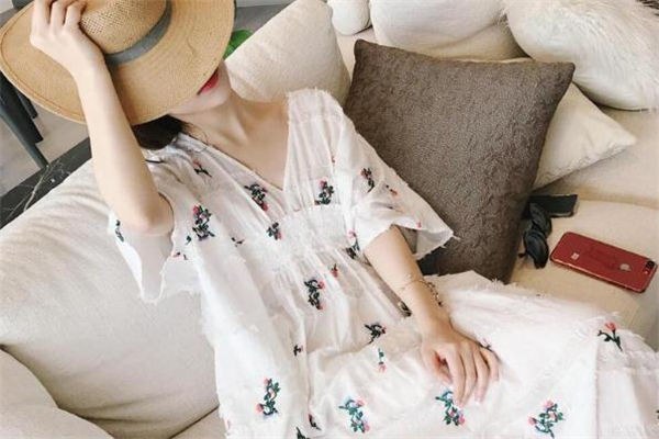 领口太大应该怎么弄,领口大了怎么收领口