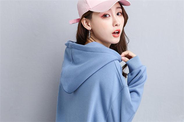 雾霾蓝连帽卫衣搭配什么外套,雾霾蓝连帽卫衣搭配