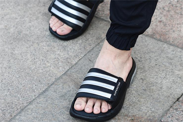 阿迪达斯哪款拖鞋能沾水,耐克的拖鞋能沾水吗