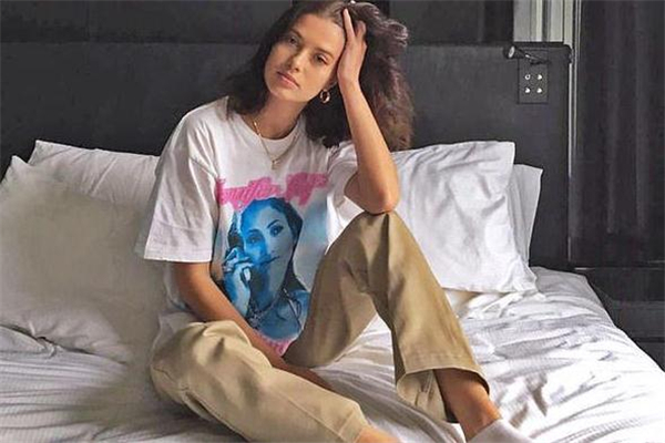 印花裤子配什么上衣,条纹t恤搭配