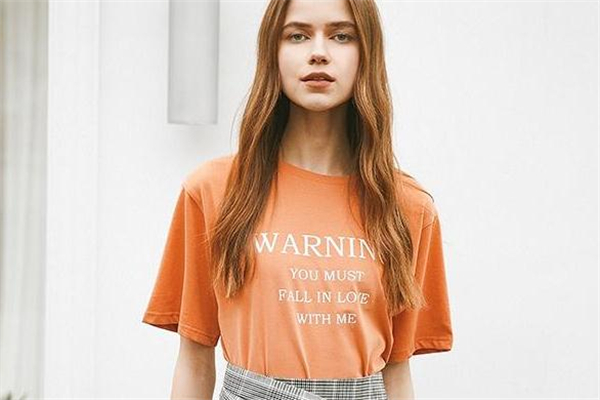 亮橙色衣服,亮色的衣服