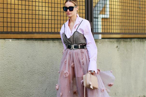 吊带裙搭配衬衫外套,吊带裙搭配衬衫 街拍