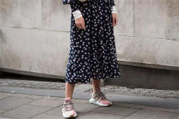 运动鞋配碎花裙好看吗,运动鞋配碎花裙
