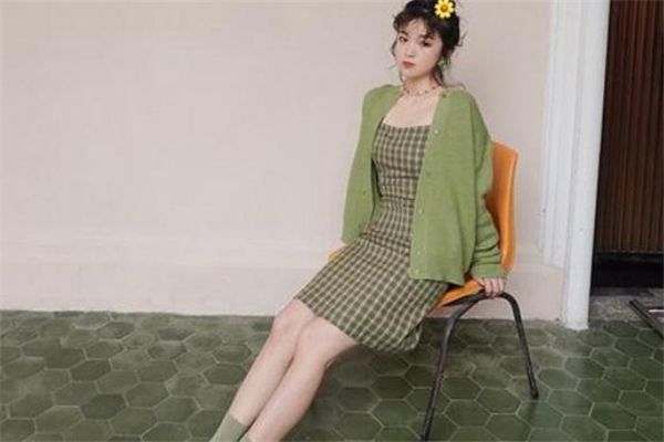 牛油果绿开衫配什么颜色内搭,牛油果绿开衫毛衣配什么t恤