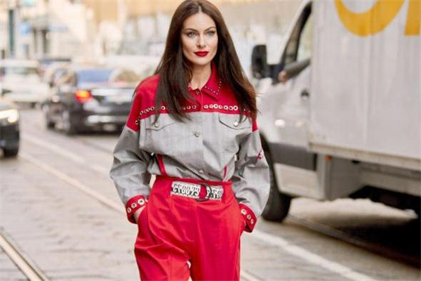 上衣扎进裤子,衣服扎进裤子里