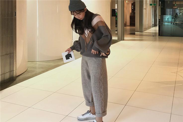 奶奶裤配什么上衣好看,米白色的奶奶裤配什么上衣