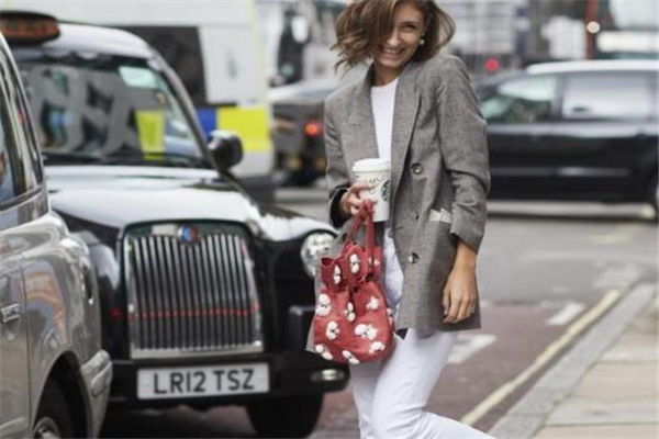 白色直筒牛仔裤配什么上衣女,白色牛仔裤配什么上衣好看