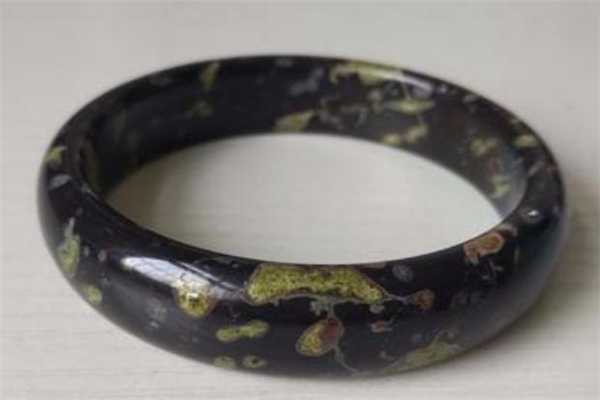 戴梅花玉手镯有啥好处,梅花玉手镯图片