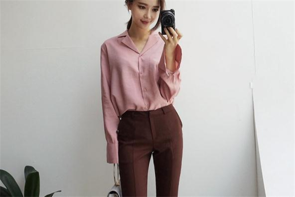粉色衬衫配什么裤子好看,粉色衬衫配什么裤子男