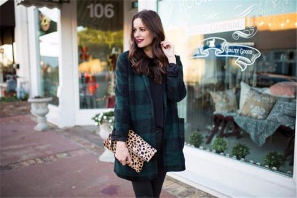 黄皮肤适合墨绿色的衣服吗,皮肤黄适合穿墨绿色衣服吗