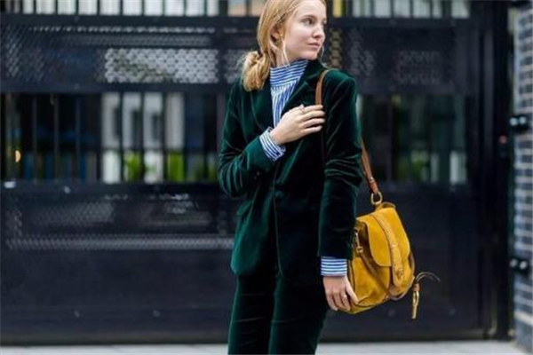 墨绿色衣服显黑吗,墨绿色上衣显黑吗