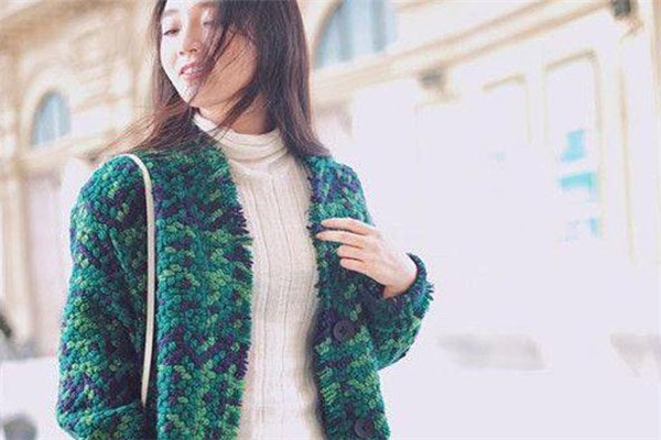 装修墨绿色和什么颜色搭配,墨绿色背景墙配什么颜色窗帘