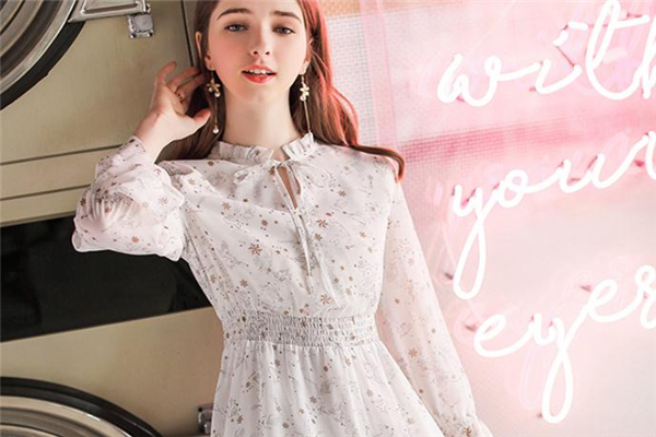 白色碎花裙搭配什么外套,白色碎花裙