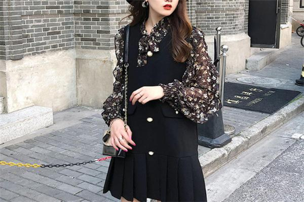 雪纺背心长裙,雪纺半身裙搭配什么上衣