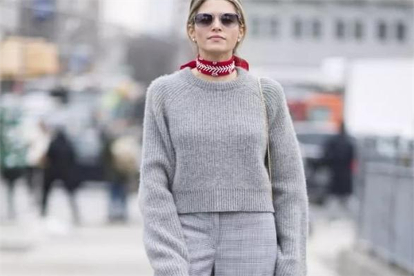 啥颜色衣服显白又好看,皮肤黑灰色衣服显白吗 啥颜色衣服显白又好看,皮肤黑灰色衣服显白吗