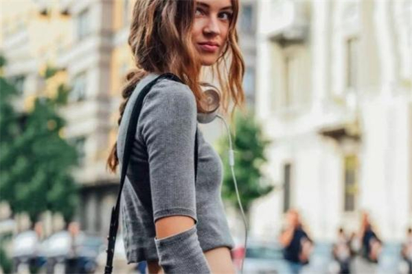 灰色衣服配什么颜色好看图片,衣服颜色怎么搭配好看