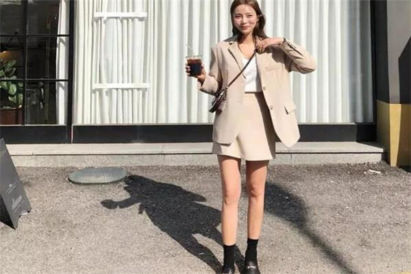 同色系套装的优点,同色系套装或裙装是什么意思