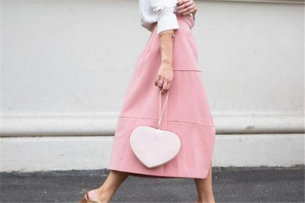 浅粉色服装搭配,浅粉色服装走秀高清图片