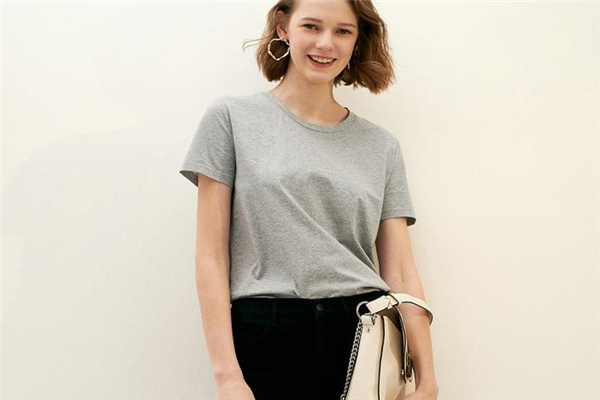 纯棉t恤可以熨烫吗,纯棉T恤怎么熨烫