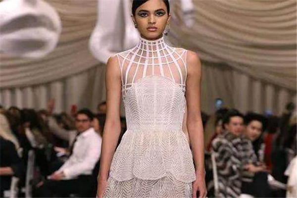 连衣裙怎么叠省空间视频,裙子怎么叠省空间