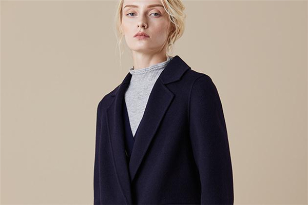 藏青色呢大衣内搭什么,藏青色大衣搭配什么颜色内搭