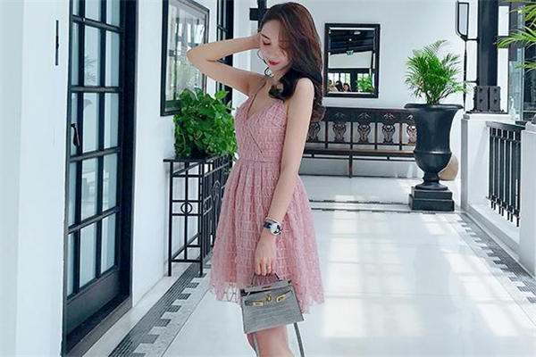 裸粉色衣服适合什么肤色的人,裸粉色适合什么人穿