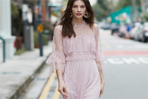 蕾丝连衣裙适合什么场合穿,蕾丝裙适合什么年纪的人穿