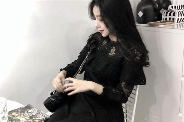 蕾丝连衣裙适合什么场合穿,蕾丝裙搭配什么样的上衣?