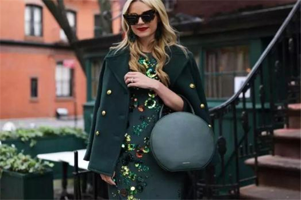 皮肤偏黄适合橄榄绿吗,橄榄绿色适合黄皮肤吗