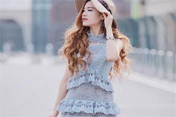 蕾丝连衣裙适合什么场合穿,蕾丝裙子配什么衣服