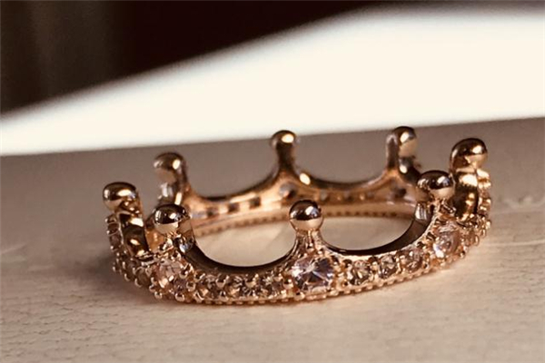 潘多拉皇冠戒指是什么材质的,潘多拉皇冠戒指的寓意