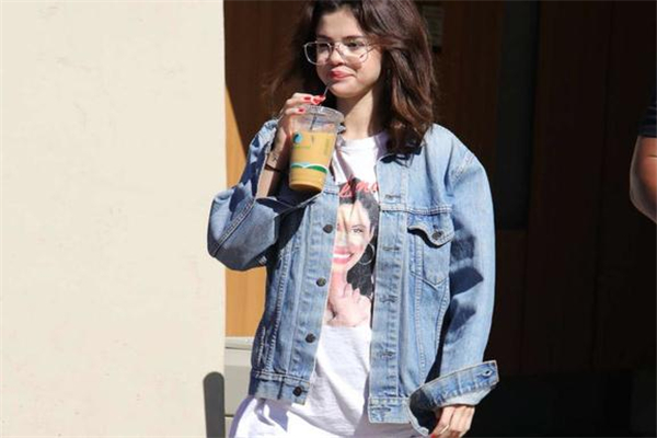 牛仔外套上的口红怎么清洗,牛仔裤沾上口红怎么洗