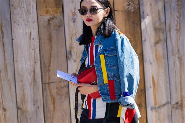 牛仔外套盐水泡好之后要洗掉吗,新买的牛仔外套用盐水泡多久